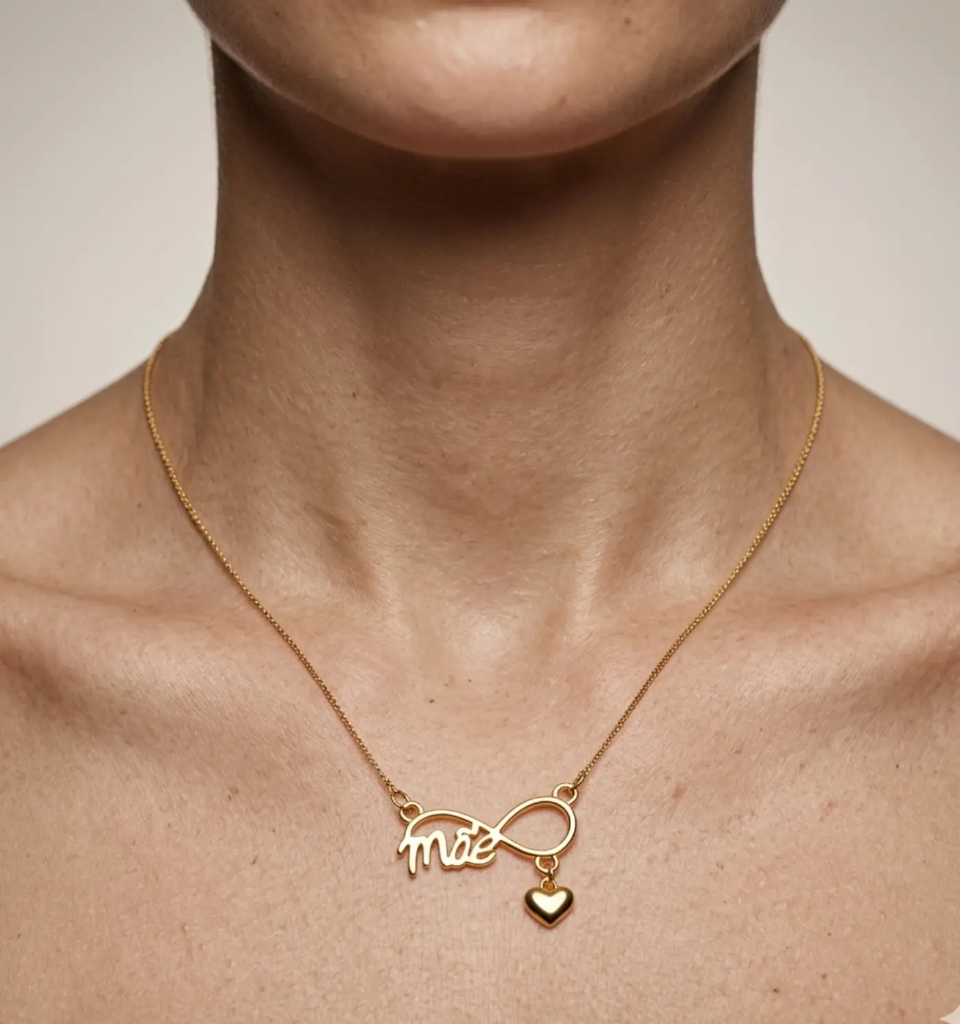 Modelo usando o colar Mãe Infinito